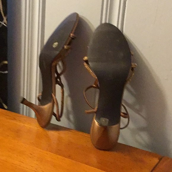 Worn sandals , man made material - Picture 4 of 7